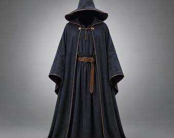 Può includere: Un mantello con cappuccio blu scuro e un cappello da mago a punta abbinato con bordo color bronzo. Il mantello presenta una chiusura frontale con due bottoni in bronzo e una cintura in pelle marrone con fibbia in metallo stretta in vita.