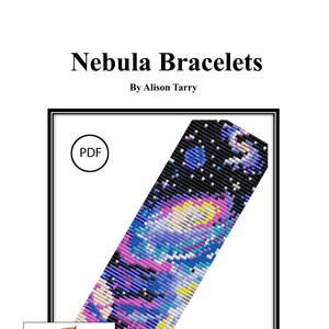 Puede incluir: Un patrón PDF para un brazalete de cuentas con un diseño de nebulosa colorido. El brazalete está hecho con cuentas pequeñas y presenta una variedad de colores, incluyendo rosa, azul, morado y amarillo. El patrón se titula "Nebula Bracelets" y es de Alison Tarry.