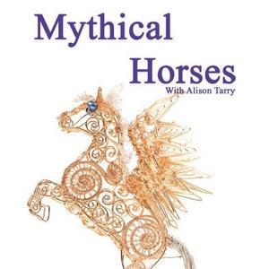Pode incluir: Uma escultura de arame dourado de um cavalo mítico com asas. O cavalo está se levantando sobre suas patas traseiras e tem uma cauda longa e fluida. A escultura está sobre um fundo branco. O título "Mythical Horses" e o texto "With Alison Tarry" são visíveis na parte superior da imagem. O texto "Step by Step Tutorial DVD" é visível na parte inferior da imagem.