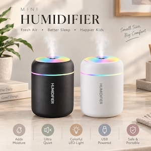 Peut inclure: Deux mini humidificateurs, un noir et un blanc, de forme cylindrique avec un anneau lumineux LED arc-en-ciel sur le dessus. Les deux unités émettent une brume verticale et portent le mot HUMIDIFIER imprimé verticalement sur la face avant.