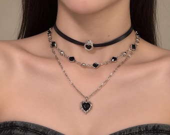 Gotische zwarte hartvormige gelaagde kettingenset, zilveren choker, donkere romantische hanger, alternatief Halloween-sieraadcadeau voor haar