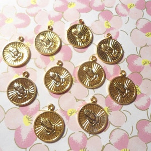 8 Goldplated Praying Hands Pendants 15mm
