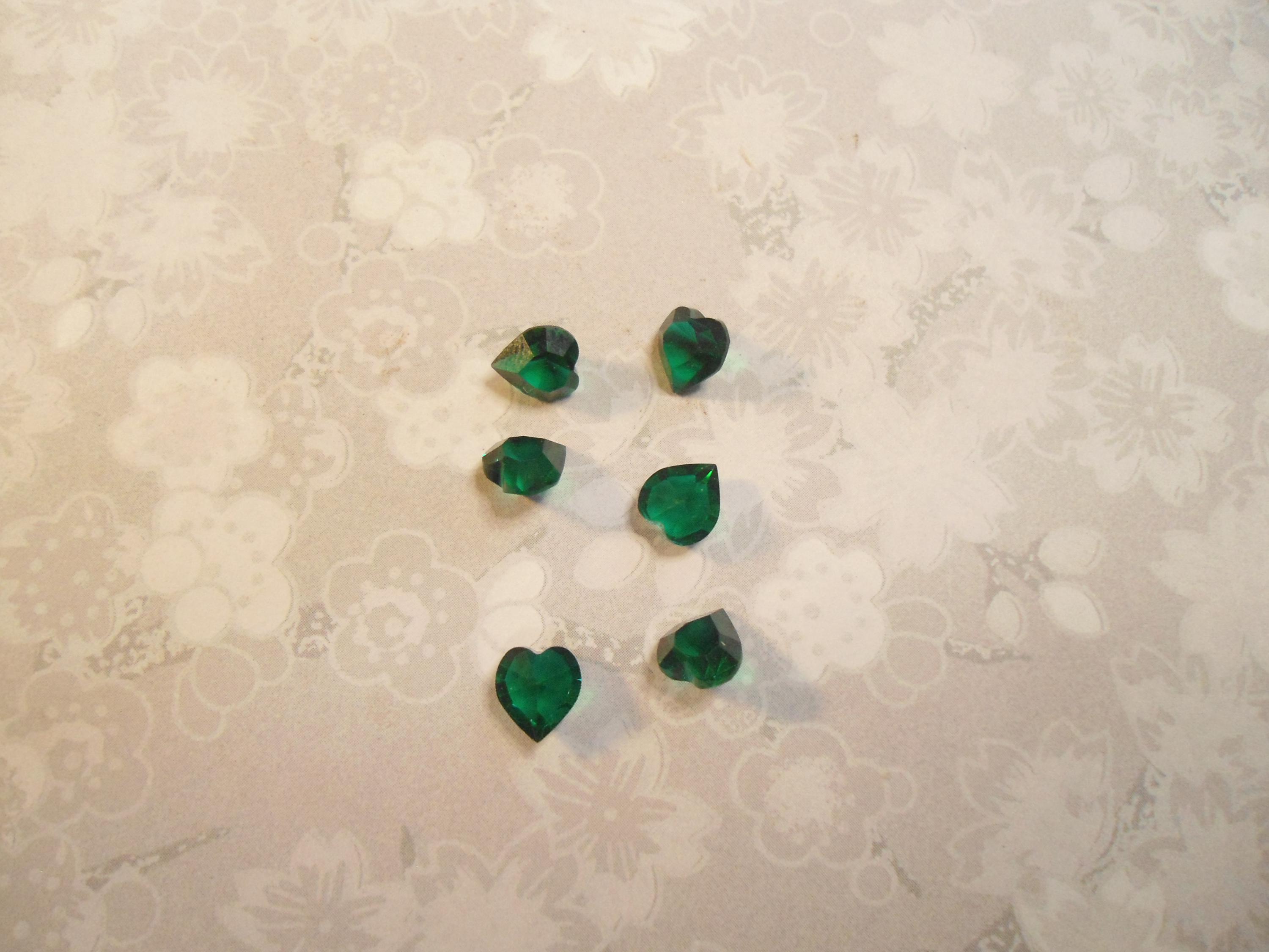 6 Vintage Glass Ashley Emerald Green Faceted 6mm Heart Stones