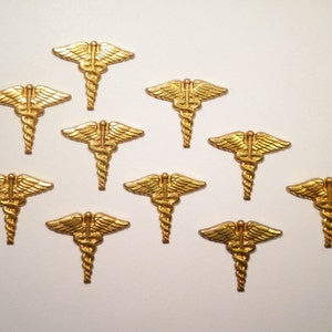 Puede incluir: Diez símbolos de caduceo dorados, cada uno con un bastón alado y dos serpientes entrelazadas. Los símbolos están dispuestos sobre un fondo blanco. El caduceo es un símbolo tradicional de la medicina y la atención médica.