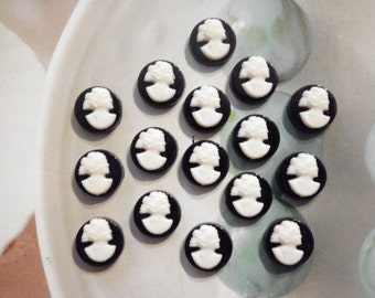 16 Vintage Lucite 9mm Round Cameos