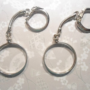 1 llavero chapado en plata de 32 mm con bisel para monedas.