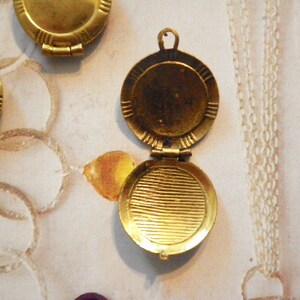 6 Vintage Brass 13mm Fancy Edge Lockets image 3