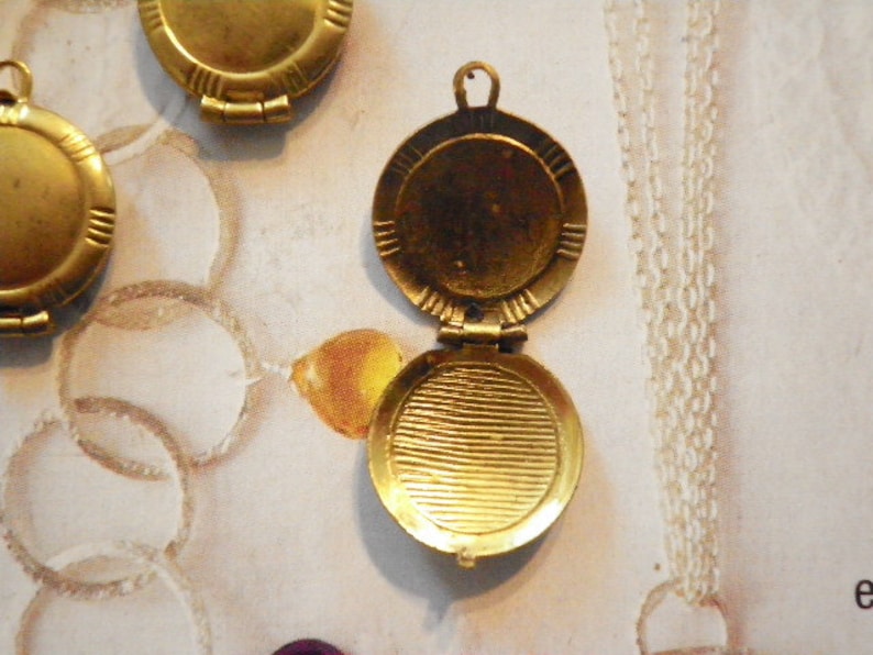 6 Vintage Brass 13mm Fancy Edge Lockets image 3