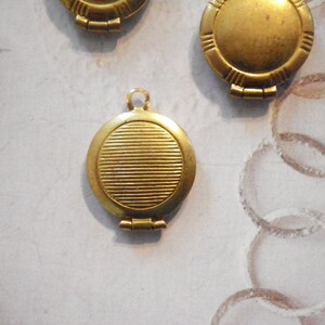 6 Vintage Brass 13mm Fancy Edge Lockets image 4