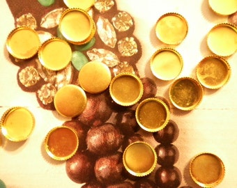 24 Vintage Brass 10mm Round Settings