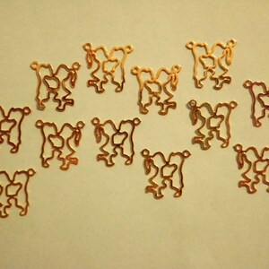 12 Vintage Goldplated 14mm Boy Kissing Girl Pendants