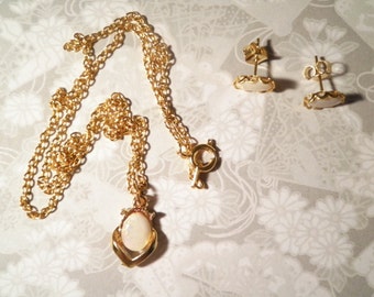 1 Set of Goldplated Necklace and Earrings with Genuine Opals