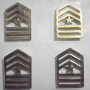 2 prs. Insignias de sargento mayor del ejército estadounidense del ROTC chapadas en oro