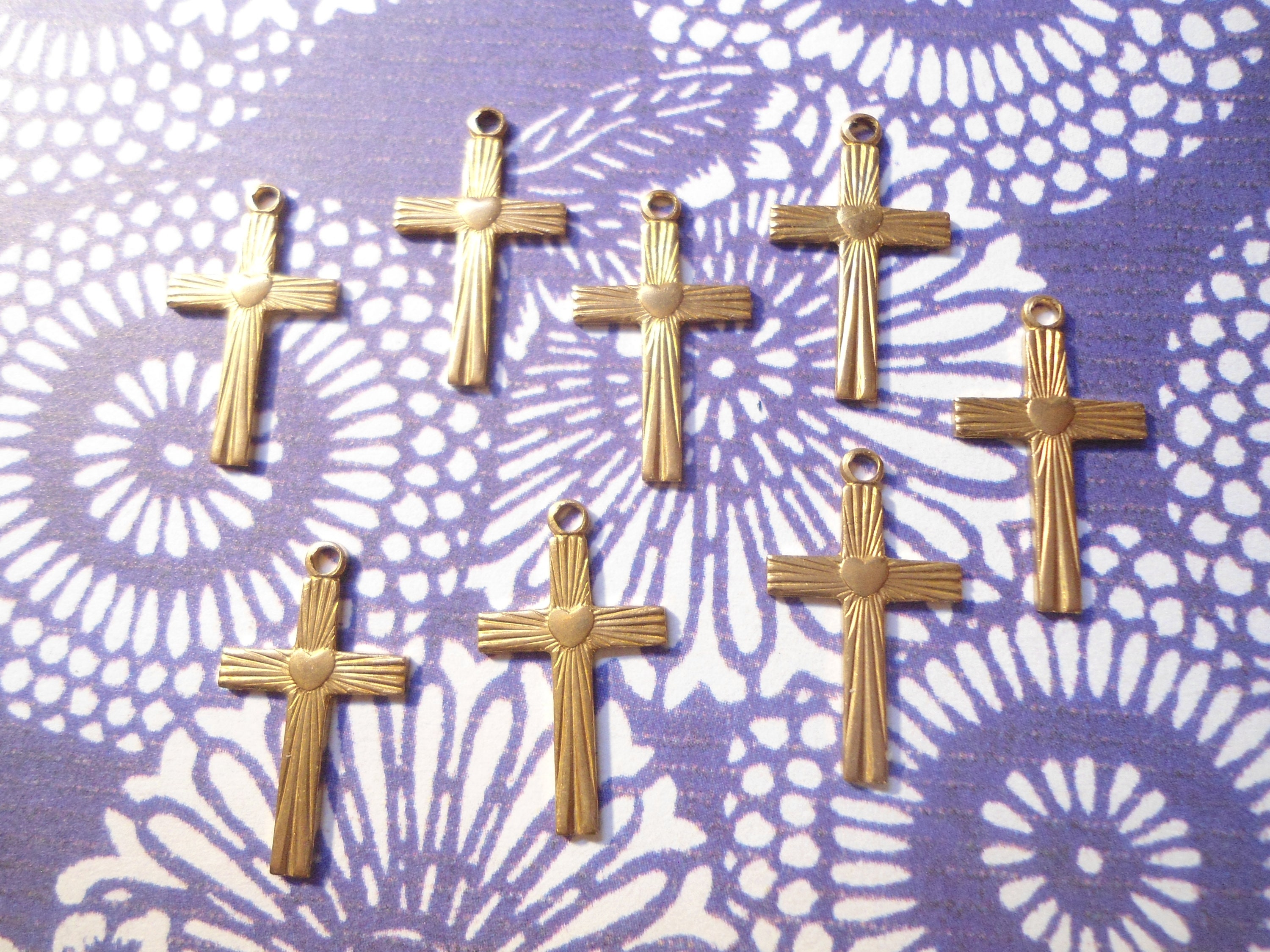 ヴィンテージ真鍮製 18 mm 宗教的十字架 ハート付き 8 個 - Etsy 日本