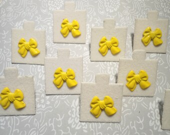 8 pares de alfileres de solapa con lazo amarillo