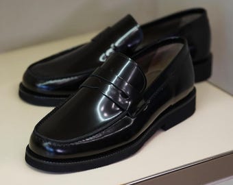 Mocassini da uomo in pelle verniciata nera, fatti a mano.
