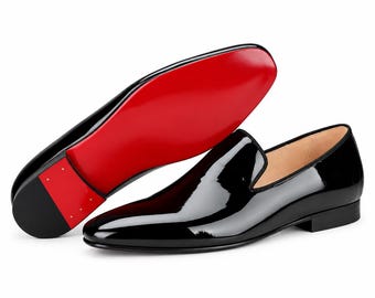 Mocasines Chris Louboutin para hombre, hechos a mano, de charol negro con suela roja.