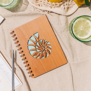 Nautilus Shell Wood Journal [Anteckningsbok, Skissblock, Spiralbunden, Tomma Sidor, Presenter till Honom, Henne, Födelsedag, Bara För Att]