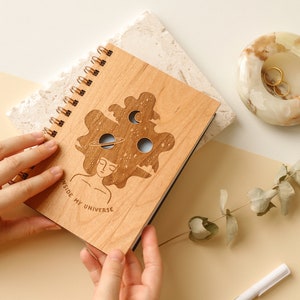 Journal en bois Inside My Universe [carnet de notes, carnet de croquis, reliure à spirales, pages blanches, cadeaux d&#39;anniversaire pour elle, juste parce que]