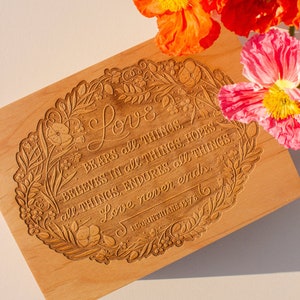 Liefde eindigt nooit houten aandenken box [Love Bears All Things Gift, Verloving Box, Houten Bruiloft Verjaardag Memory Box, Houten Sieraden Box]