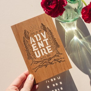 Life Is An Adventure Wood Card [Tarjeta del 5º aniversario, regalos personalizados, mensaje personalizado, aniversario de bodas, cumpleaños, regalo para amantes al aire libre]