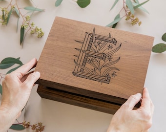 Florale Briefbox aus Holz [Neugeborenes Baby Geschenk, personalisiertes Hochzeitsgeschenk, Baby Erinnerungsbox, Hochzeit Erinnerungsbox, Baby Erinnerungsbox, Trauerfall]