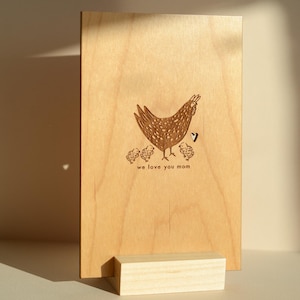 Te amamos mamá, tarjeta para el día de la madre con gallina y pollitos en madera [regalo para el día de la madre, tarjeta para mamá, regalos para mamá, tarjeta de felicitación para mamá gallina en madera]