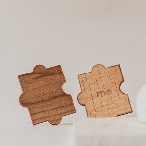 Biglietto in legno con pezzo di puzzle You & Me regalo di San Valentino, biglietto con coppia di pezzi di puzzle, biglietto in legno per anniversario di matrimonio, regali personalizzati per lei immagine 2