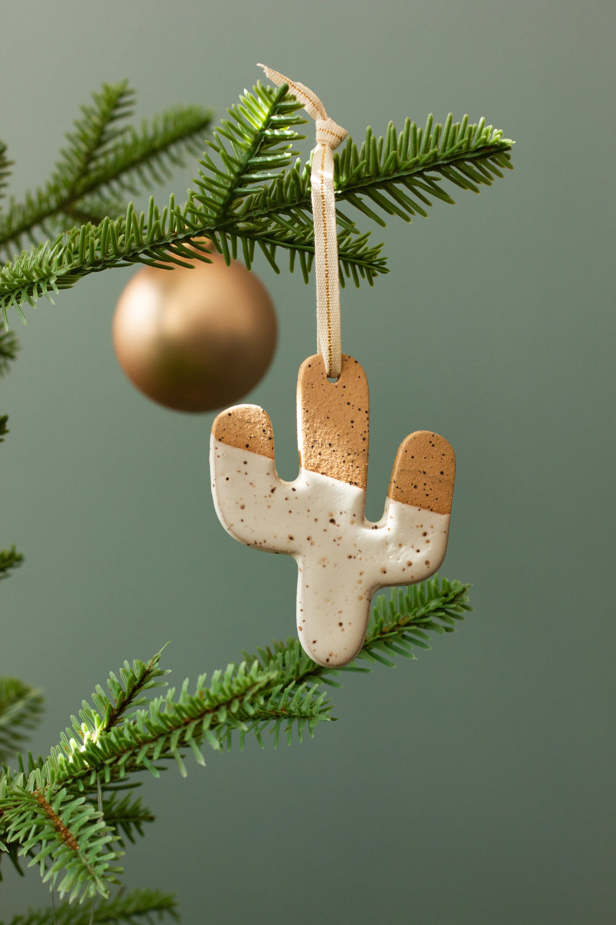 Ornement en Céramique de Cactus Moucheté - Glaçure Trempée à La Main [Noël, Vacances, Cadeau, Amour,