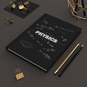Könnte beinhalten: Ein schwarzes Notizbuch mit festem Einband, das das Wort PHYSICS in weißem Text zeigt, umgeben von verschiedenen wissenschaftlichen Formeln und einer Grafik eines schwarzen Lochs. Das Design enthält Gleichungen wie E=mc2 und F=ma auf schwarzem Grund.