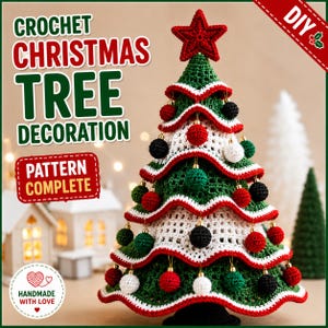 Pode incluir: Uma decoração de árvore de Natal em crochê com uma estrela vermelha no topo, apresentando camadas verdes e brancas com bordas vermelhas. A árvore é adornada com pequenas esferas de crochê vermelhas, brancas e pretas. Texto: CROCHET CHRISTMAS TREE DECORATION, DIY, PATTERN COMPLETE, HANDMADE WITH LOVE.