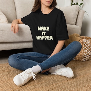 „Make It Happen“-T-Shirt, Unisex, minimalistisches Softstyle-T-Shirt mit klarer Typografie für moderne, ästhetische Outfits im College-Stil, täglicher Selbstvertrauens-Boost
