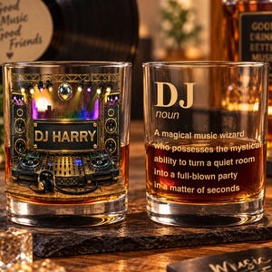 Könnte beinhalten: Zwei klare Gläser gefüllt mit bernsteinfarbener Flüssigkeit. Das linke Glas zeigt eine DJ-Pult-Grafik mit dem Text DJ HARRY. Das rechte Glas zeigt den Text DJ noun gefolgt von einer Definition, die einen Musikzauberer beschreibt.