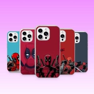 Könnte beinhalten: Fünf Smartphone-Hüllen mit verschiedenen grafischen Illustrationen der Figur Deadpool. Die Designs zeigen rote, blaue und dunkelgraue Hintergründe, auf denen die Figur in verschiedenen Posen mit Waffen und einer roten Maske dargestellt ist.