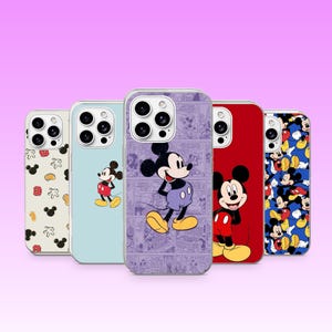 Könnte beinhalten: Fünf Smartphone-Hüllen mit Mickey-Mouse-Designs. Eine cremefarbene mit kleinen Symbolen, eine hellblaue mit einem Mickey, eine violette mit Comic-Muster, eine rote mit einem großen Mickey und eine blaue mit wiederholtem Mickey-Muster.