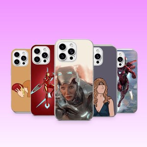 Peut inclure: Cinq coques de smartphone avec des designs variés : une coque beige avec une personne tenant un casque, une rouge avec un personnage en armure volant, une centrale montrant une personne en costume métallique, une grise avec une silhouette et un personnage volant.