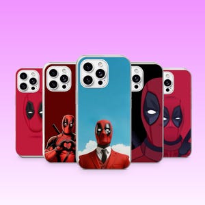Op de afbeelding: Vijf smartphonehoesjes met diverse illustraties van het personage Deadpool. De ontwerpen bevatten een rood pak, een personage dat een hartvorm maakt met de handen, en een personage in een rood pak met stropdas tegen een blauwe lucht.
