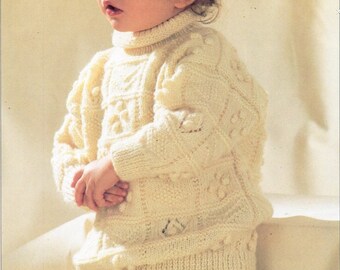 Instrukcja robienia na drutach swetra z motywem w stylu Aran (dla sprzedawcy z Wielkiej Brytanii/UE) w formacie PDF z podwójnym splotem (cienka włóczka) i zawiniętym kołnierzem. Hayfield 4117. Wiek: 18–36 miesięcy.