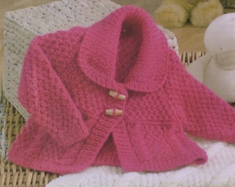VENDEDOR DEL REINO UNIDO/UE pdf Instrucciones para tejer Manta para bebé Aran, chaqueta con cuello, botones y gorro. Pecho 14-22" (36-56 cm) 0-3 años.
