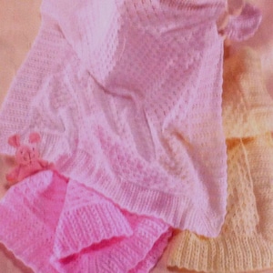 Patrón de tejido Sirdar Snuggly Shawl/Blanket PDF en punto doble, 4 capas y 3 capas.  Es un hermoso regalo para el nuevo bebé.