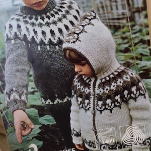 Könnte beinhalten: Zwei Kinder tragen gestrickte Pullover mit einem traditionellen skandinavischen Muster. Die Pullover sind weiß, braun und grau mit einem geometrischen Design. Die Pullover sind aus Lopi-Wolle gefertigt.
