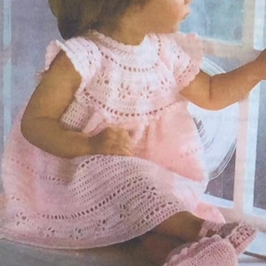 英国/EU販売者 ヴィンテージPDFかぎ針編みパターン シンデレラ プリンセス 特別な機会に ヨーク付きレース ベビーガールズドレス。胸囲18～22インチ（46～53cm）対応。3枚重ね