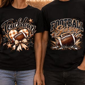 Puede incluir: Dos camisetas negras con gráficos de temática de fútbol americano. La camiseta izquierda muestra el texto Touchdown con un corazón a cuadros, un balón y un lazo. La derecha presenta el texto Football Season con un balón y estrellas.