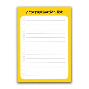 Op de afbeelding: Een rechthoekig notitieblok met een felgele rand en een wit midden. De tekst 'procrastination list' staat in het zwart bovenaan gedrukt. Het witte gedeelte bevat een verticale kolom van vijftien lege selectievakjes gevolgd door horizontale lijnen.
