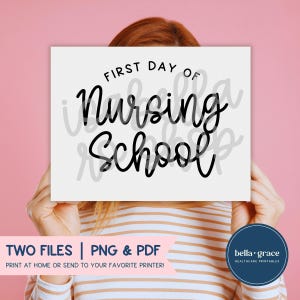 Puede incluir: Un letrero rectangular blanco con texto negro que dice First Day of Nursing School en una mezcla de fuentes serif y script. El letrero se sostiene contra un fondo rosa sólido. Un sello de agua con el texto bella grace es visible.