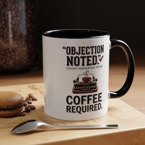 Einspruch vermerkt. Kaffee benötigt. Tasse für Gerichtsschreiber.