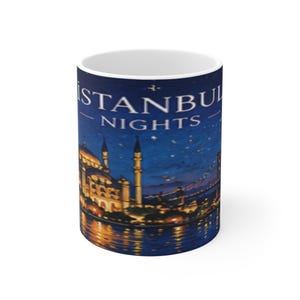 Peut inclure: Un mug en céramique blanche illustré d'une scène nocturne bleu foncé représentant une ligne d'horizon urbaine avec une mosquée, des minarets et un pont se reflétant dans l'eau. Le texte ISTANBUL NIGHTS est imprimé en lettres capitales blanches.