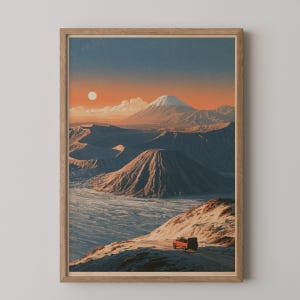 Può includere: Una stampa artistica incorniciata che raffigura un paesaggio vulcanico al tramonto. Un piccolo veicolo rosso percorre una cresta sabbiosa in primo piano, mentre un'ampia vetta innevata si staglia in lontananza sotto un cielo arancione e blu.
