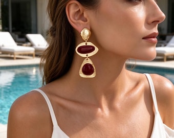 Orecchini vistosi color bordeaux, orecchini pendenti geometrici dorati, orecchini pendenti in resina rossa, gioielli moderni e audaci, regalo per lei