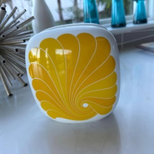 Jarrón de porcelana Rosenthal Studio-Linie Op-Art vintage de los años 70 / Raro diseño Pop Art en forma de abanico amarillo y blanco, Alemania 6”x3”